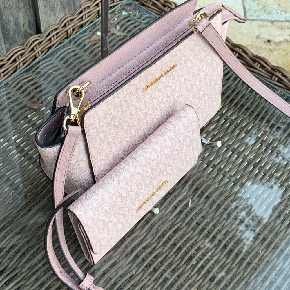 Michael Kors Signature MD Selma Crossbody+Wallet - Picture 2 of 8